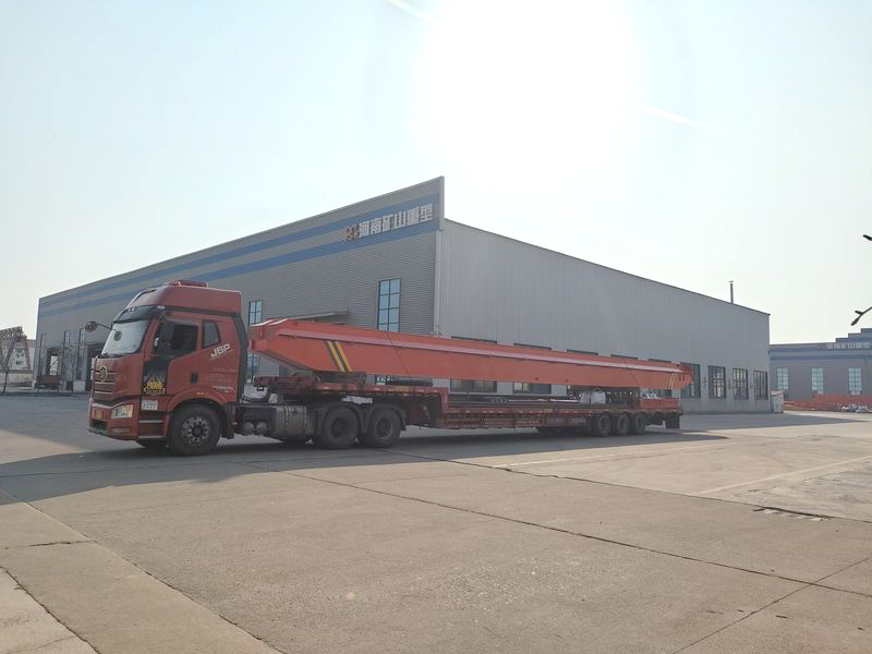 兩臺10噸跨度22.5米的電動單梁起重機，發(fā)往湖北黃岡